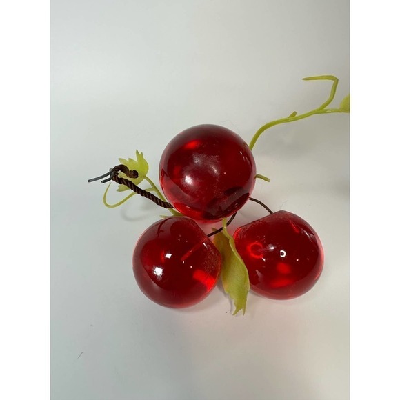 SMALL bunch of red vintage lucite grapes - Picture 1 of 7